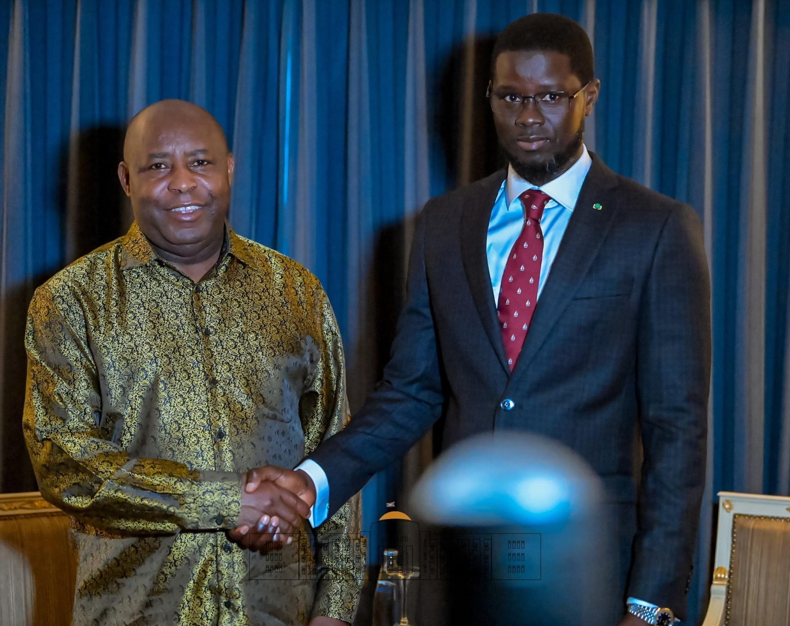 Rais wa Burundi Évariste Ndayishimiye akipeana mikono na Rais wa Senegal, Mheshimiwa Bassirou Diomaye Faye (@PR_Diomaye).