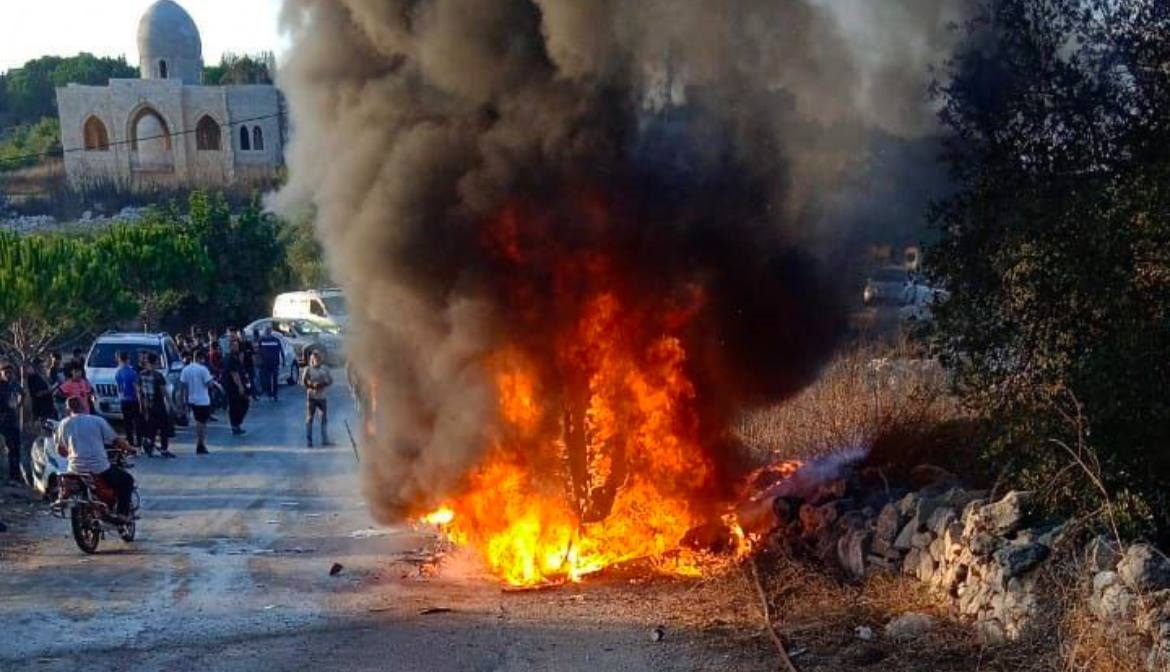 Gari lililolengwa na kombora la ndege isiyo na rubani ya Israel katika mji wa Yater, kusini mwa Lebanon