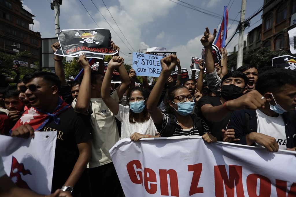 Waandamanaji wa Gen Z wakikusanyika nje ya bunge la Nepal